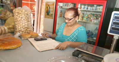 La “raya card” salva de la crisis a almaceneros