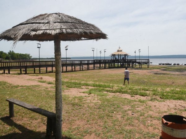 Areguá: Aguda sequía deja el muelle en tierra firme y golpea a economía