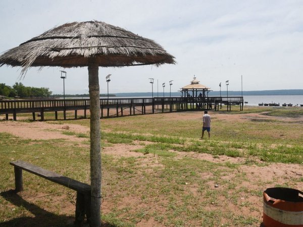 Areguá: Aguda sequía deja el muelle en tierra firme y golpea a economía