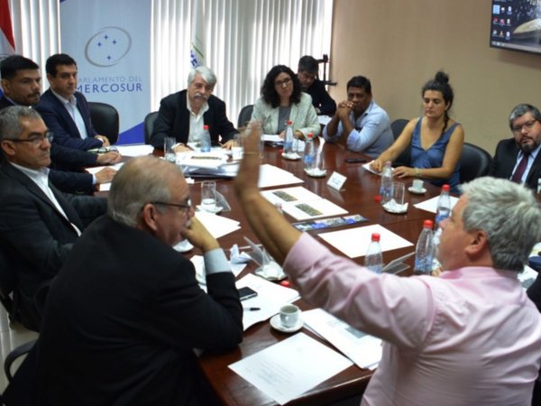 Apuntan recortar G. 2.000 millones a presupuesto de los parlasurianos