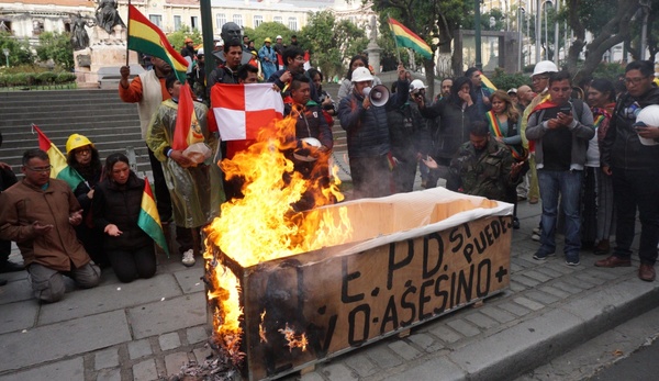 Incendios, saqueos y ataques a viviendas se extienden por ciudades de Bolivia » Ñanduti
