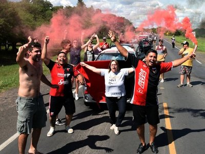 Hinchas del Colón destacan la hospitalidad de los paraguayos