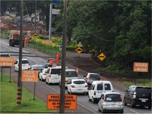 CDE: Congestión vehicular marca el    primer día    de  desvío  por megaobra