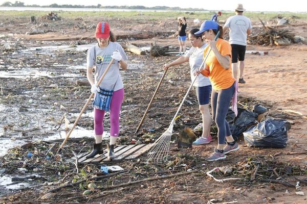 Jóvenes limpiaron hoy ribera del río Paraguay - Nacionales - ABC Color