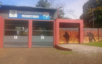 Pintan mural en cuartel de bomberos en Franco
