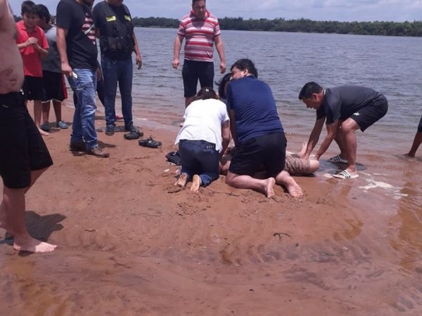 Bombero y médica salvan la vida de un joven que casi muere ahogado