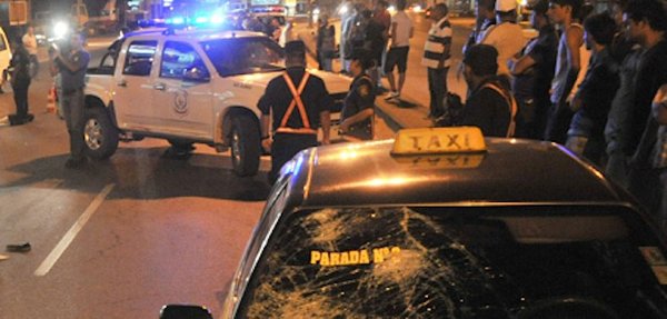 Balean taxi con mujeres y niños a bordo | Noticias Paraguay