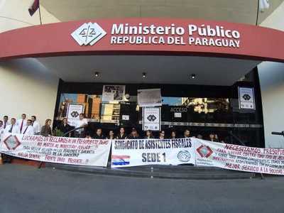 Funcionarios de Ministerio Público inician huelga por un mes