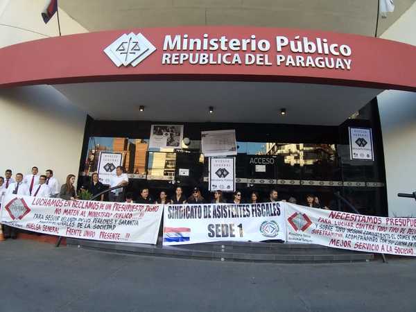 Funcionarios de Ministerio Público inician huelga por un mes
