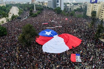 Gobierno de Chile accede a cambiar la Constitución como lo clama la calle