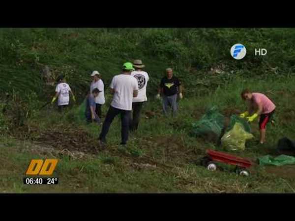 Voluntarios limpiaron la zona de la Costanera