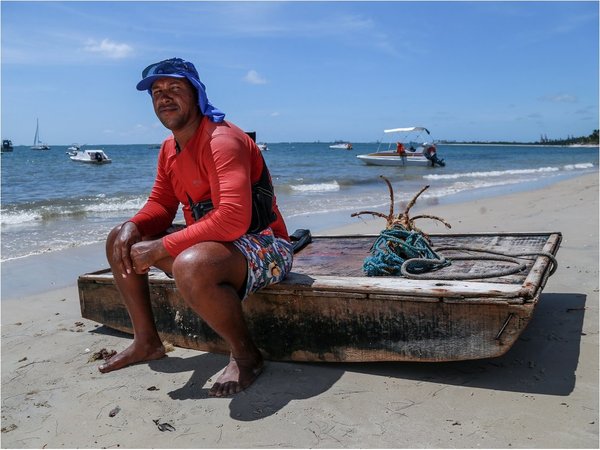 Primeras playas alcanzadas por derrame de petróleo son liberadas en Brasil