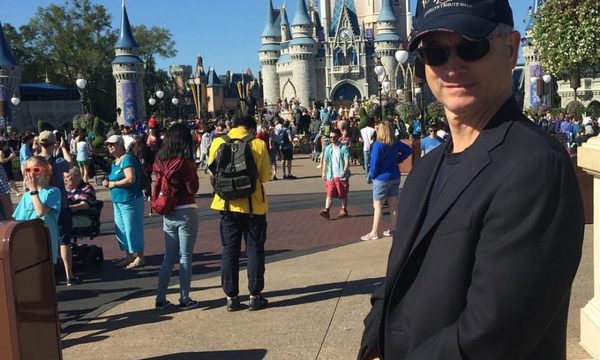 ¡Mega gesto! Este hombre llevó a más de 1000 niños a Disneylandia