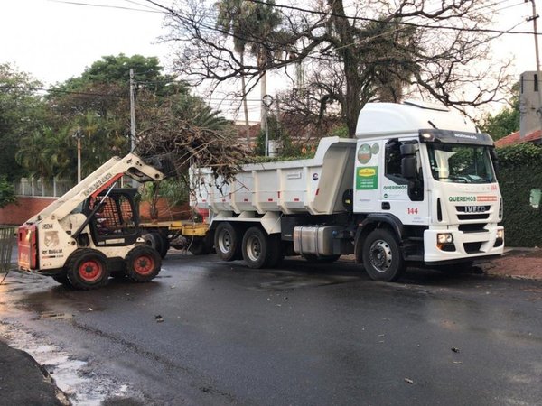 Con clavos miguelito, palos y hasta machete, amenazan a recolectores de basura