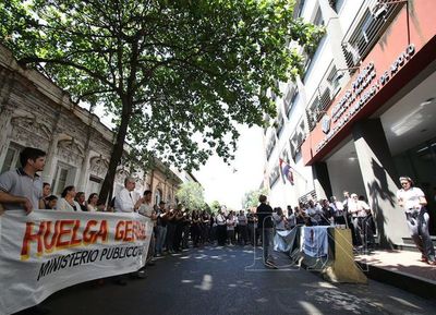 Funcionarios de la Fiscalía iniciaron huelga de un mes