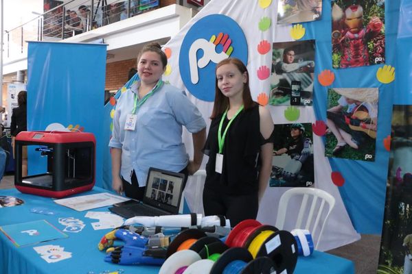 Jóvenes muestran creatividad tecnológica en Expo Innovación