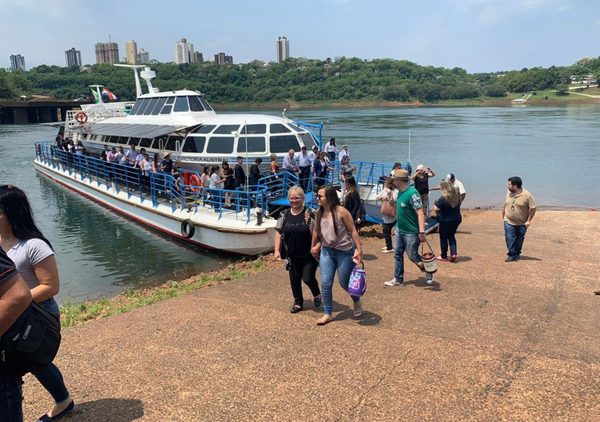 Turistas realizan viajes en el catamarán