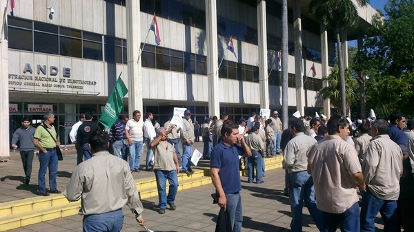Funcionarios de la ANDE irán a huelga por dos días - ADN Paraguayo