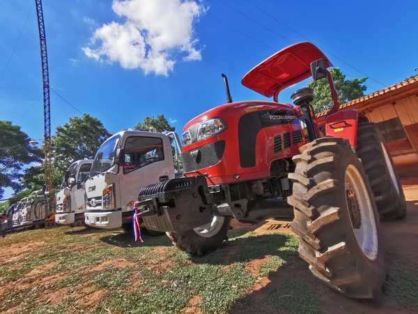 Gobierno entrega insumos y equipos para dar mayor productividad al campo | .::Agencia IP::.