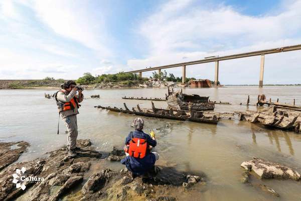 Verificaron estado del buque de la Guerra encallado en el río Paraguay | .::Agencia IP::.