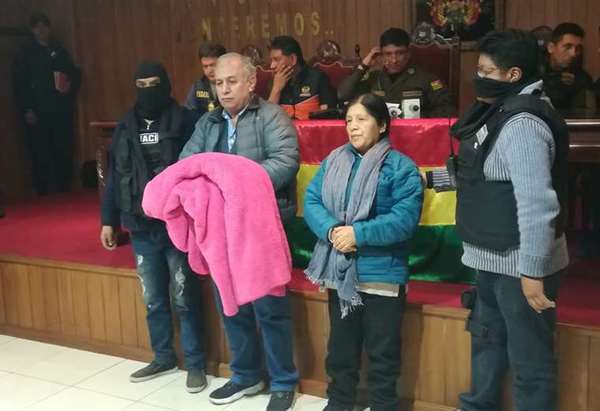 Bolivia: Presidenta del Tribunal Electoral se disfrazó de hombre para evitar su detención