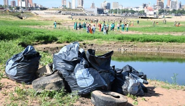 HOY / En solo un día, recolectan alrededor de 30 toneladas de basura en la Bahía de Asunción