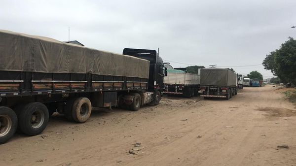 Más de 50 camioneros paraguayos están varados en Bolivia y piden asistencia  - A La Gran 7-30 - ABC Color