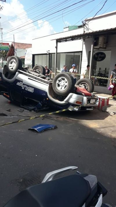 Camioneta vuelca tras ser chocada por bus en San Lorenzo - Nacionales - ABC Color