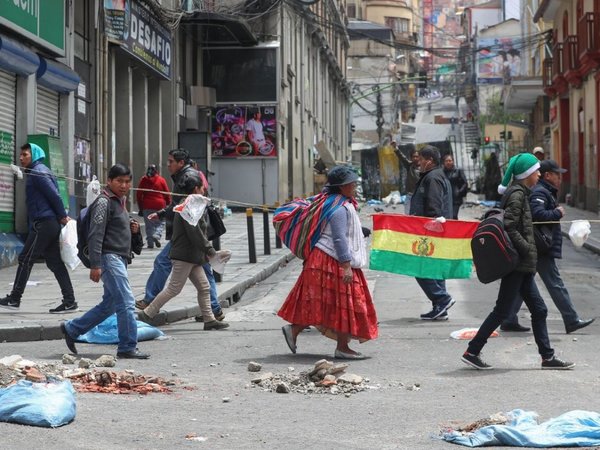 Bolivia enfrenta vacío de poder, y la OEA pide una salida constitucional