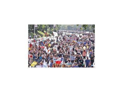 Oposición rechaza nueva Constitución que propone Piñera