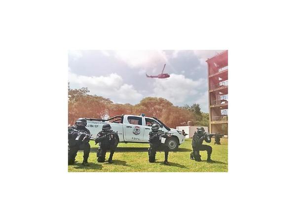 Egresan cinco policías expertos en operaciones de alto riesgo