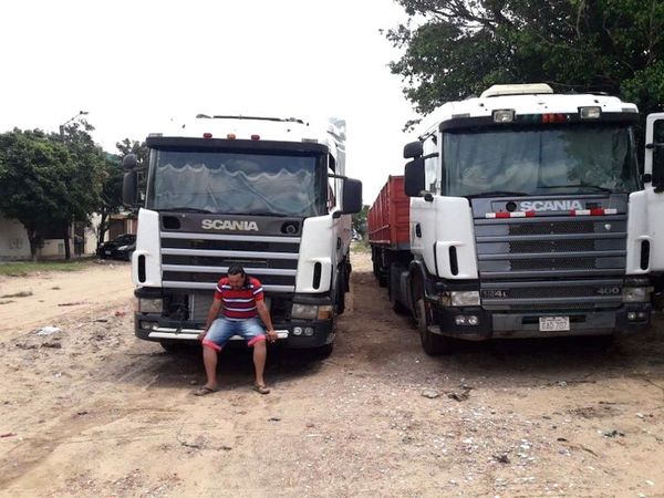 Camioneros paraguayos varados reclaman ayuda