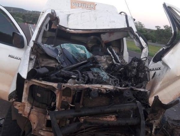 HOY / Aparatoso choque entre camión y móvil de diario en Alto Paraná