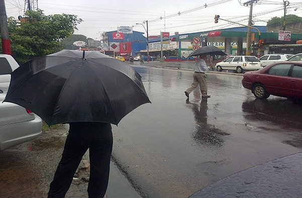 Martes caluroso y con lluvias