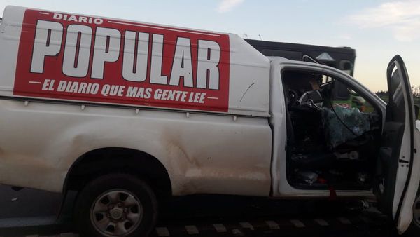 Camión embistió contra móvil de diario Popular y chofer huyó del sitio