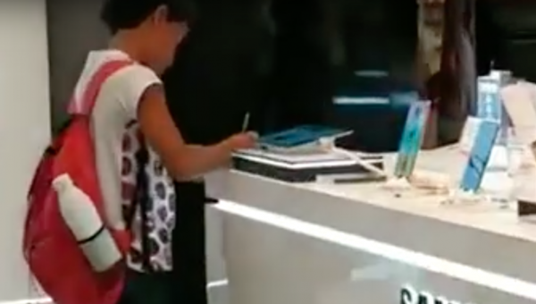 A falta de Internet, hizo su tarea en un centro comercial y ahora conmueve a todos