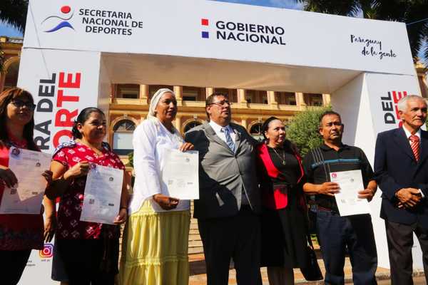 Familias de Asunción reciben subsidios para reparar y ampliar sus viviendas | .::Agencia IP::.