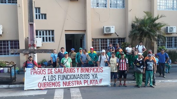Funcionarios de municipalidad de Lambaré reinician manifestación en reclamo de salarios