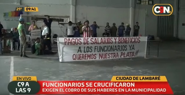 Funcionarios de comuna lambareña se crucifican exigiendo pago de salarios