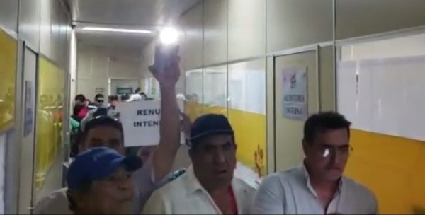 Funcionarios “toman” la Municipalidad de Lambaré, exigen renuncia del intendente y el cobro de sus salarios - ADN Paraguayo