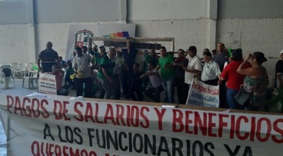 Funcionarios toman la municipalidad de Lambaré - Informate Paraguay