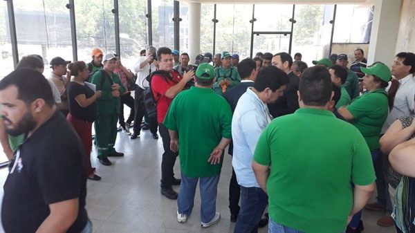 Funcionarios toman la Municipalidad de Lambaré - Nacionales - ABC Color