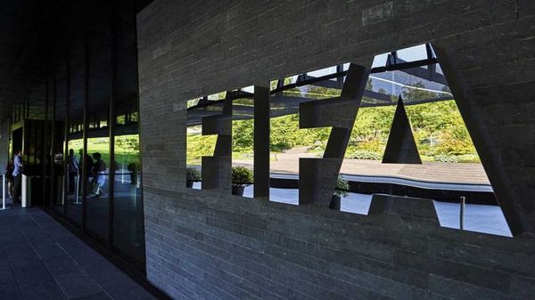 Tres exdirigentes de la Conmebol son inhabilitados por FIFA - Fútbol - ABC Color