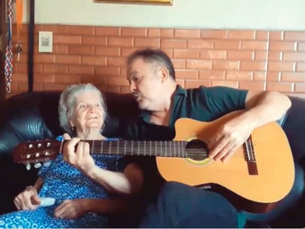 Cantando y bailando ayuda a su mamá con alzhéimer