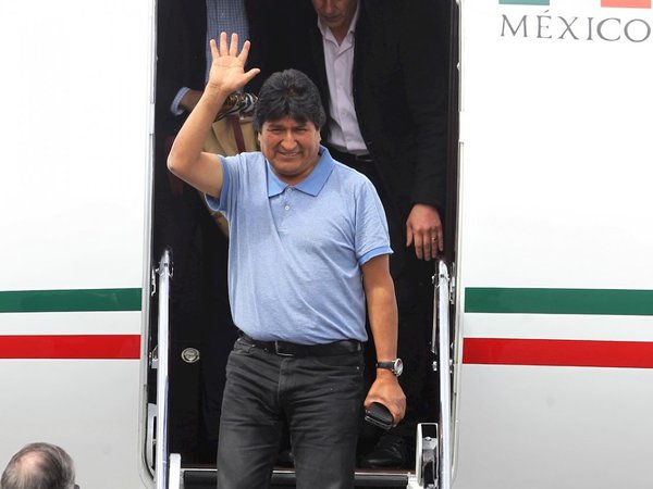 Morales llega a México y agradece que le hayan "salvado la vida"