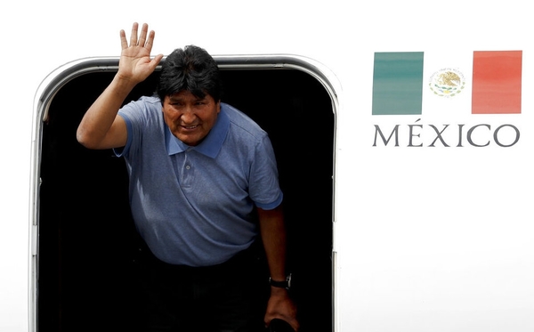 Morales aterrizó en México y dijo que Obrador “le salvó la vida”