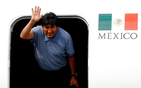 Evo Morales llega a México como asilado político