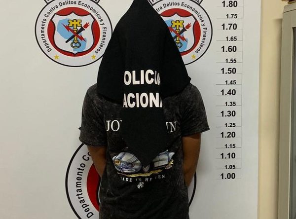 Detienen a 3 hombres que intentaban vender auto robado por Facebook