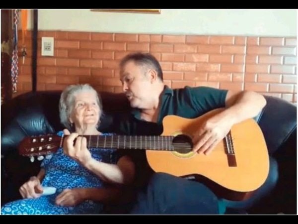 CANTANDO Y BAILANDO AYUDA A SU MAMÁ CON ALZHÉIMER