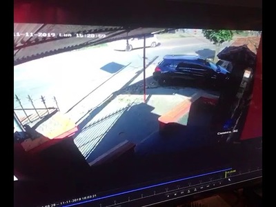 FUE PILLADO POR EL TITULAR Y CHOCÓ AL INTENTAR ESCAPAR